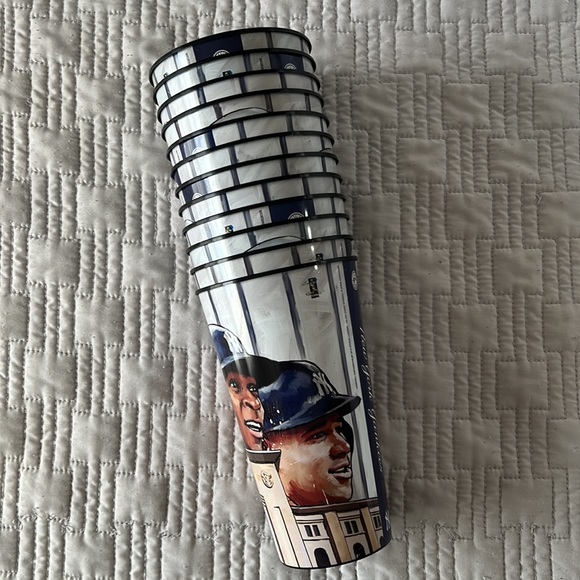 1 Dozen 32oz Yankees Stadium Cups - Picture 4 of 5